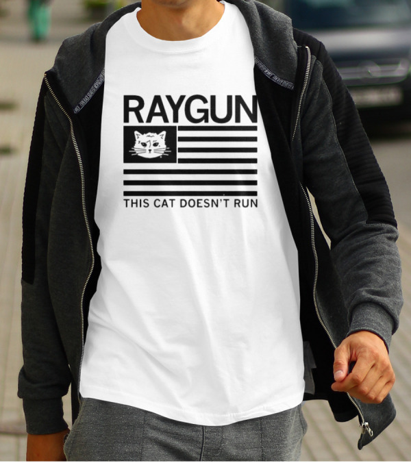 Raygun Cat Face Flag This Cat Doesn’t Run T-Shirt
