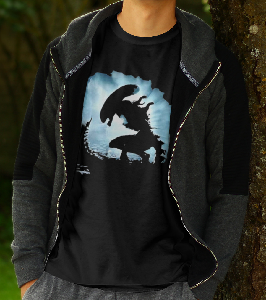 Alien Romulus Silhouette Against Oceanic Horizon 89 Rotten Tomatoes Debut T-Shirt