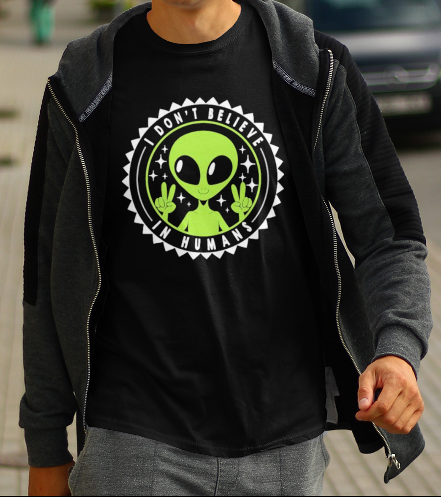 I Don’t Believe In Humans Funny Alien Peace Sign Badge T-Shirt