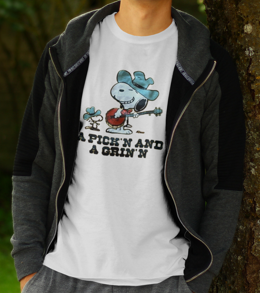 Snoopy A Pick’n And A Grin’n Country Banjo Player Cowboy Hat T-Shirt