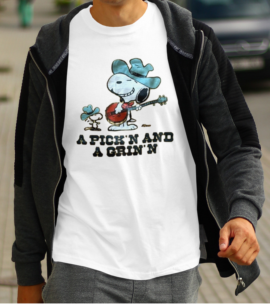 Snoopy A Pick’n And A Grin’n Country Banjo Player Cowboy Hat T-Shirt