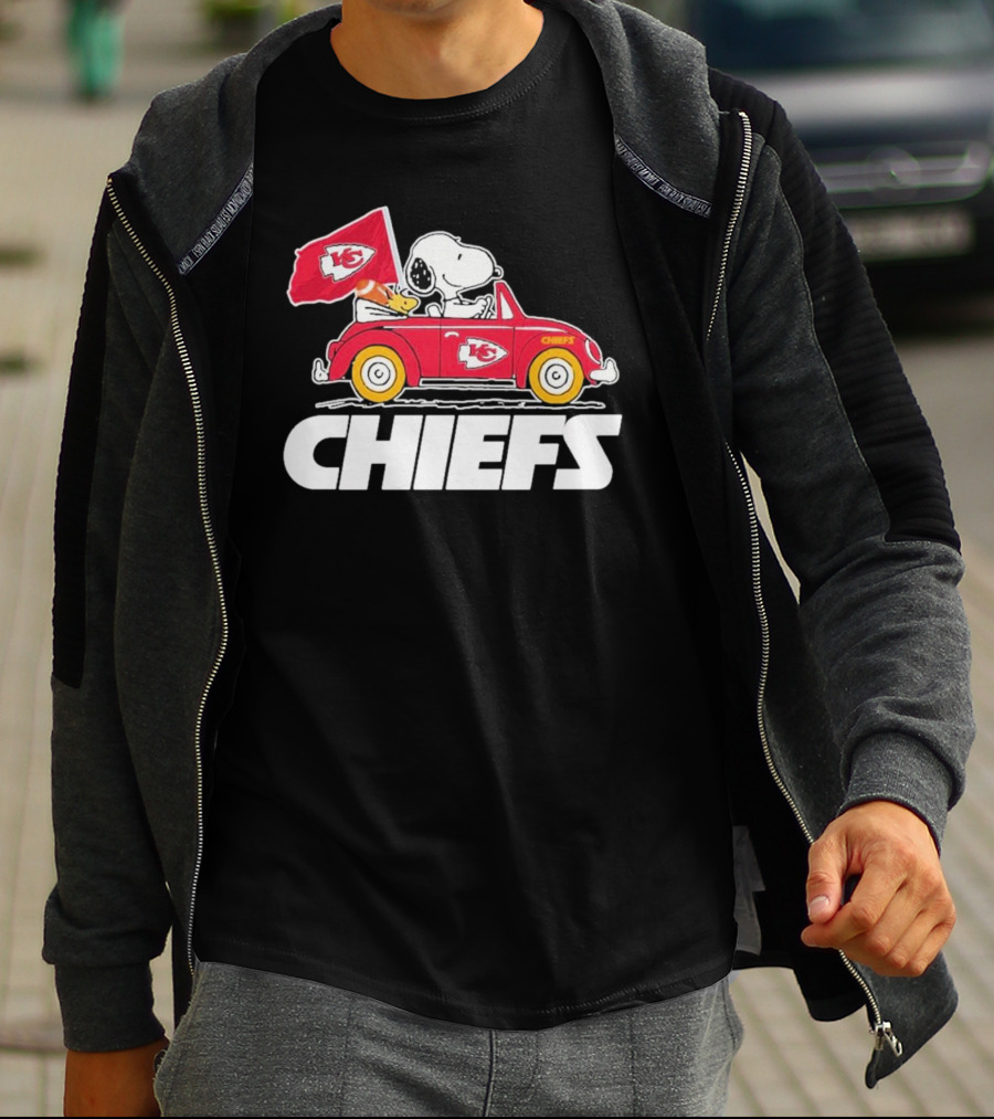 Snoopy Kansas City Chiefs Car With Flag T-Shirt