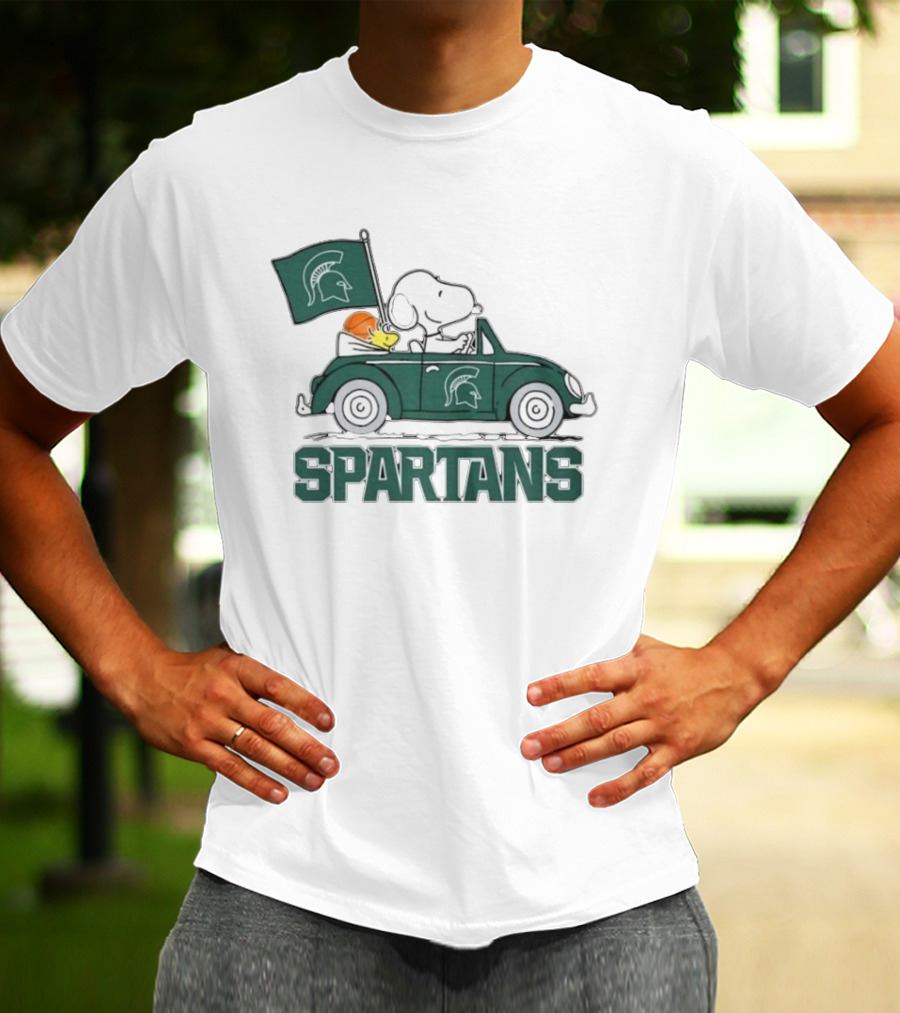 Spartans Peanuts Snoopy Woodstock Car Cartoon Sports T-Shirt