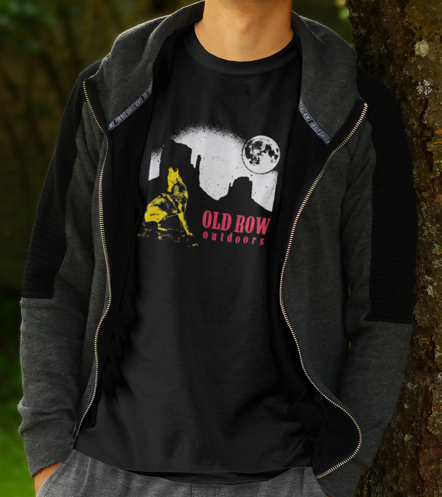 Old Row Outdoors Coyote Moon Silhouette Desert Scene T-Shirt