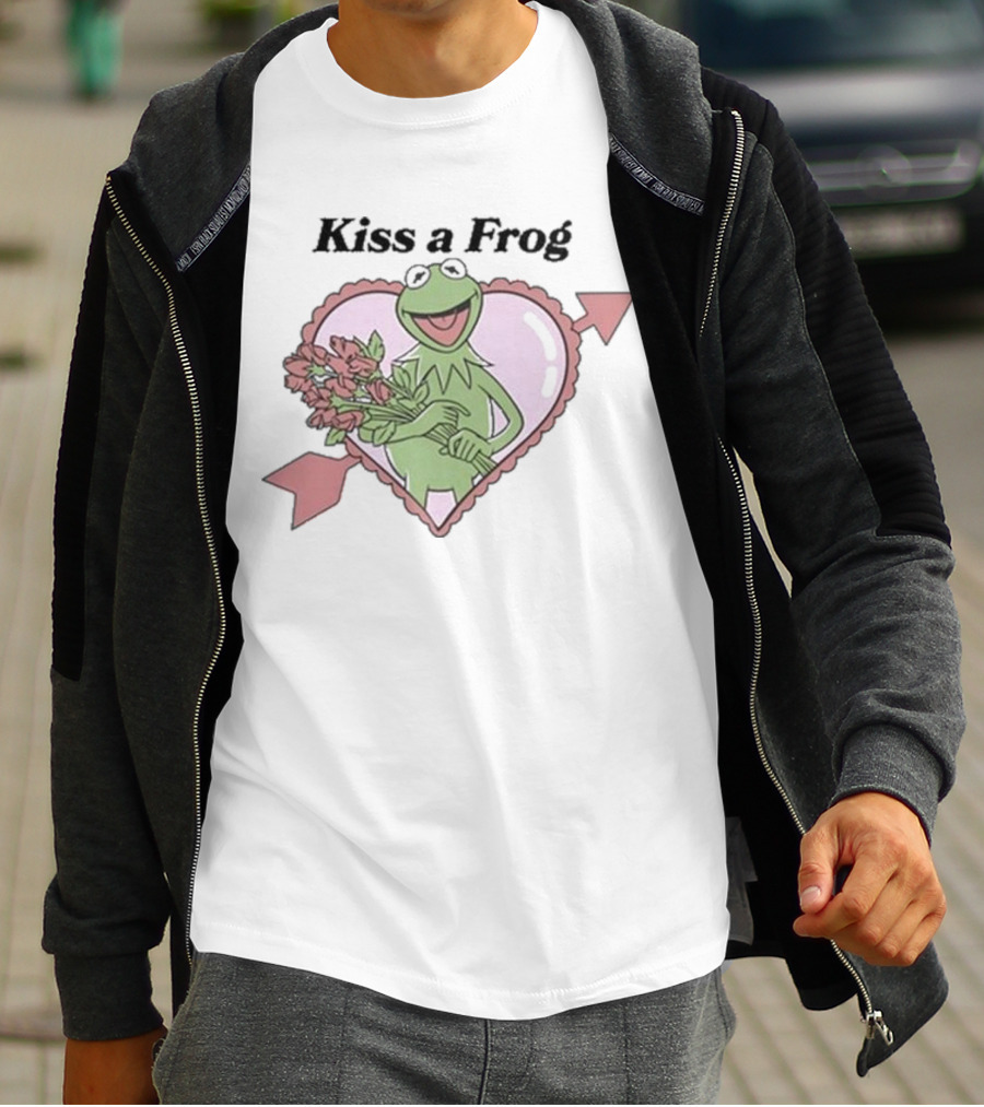 Kiss A Frog Kermit Heart And Roses T-Shirt