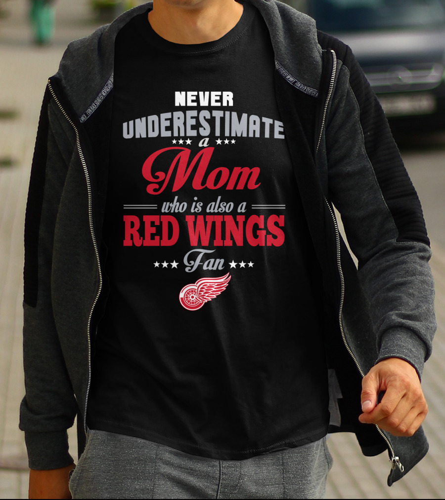Never Underestimate A Mom Who Is Also A Red Wings Fan Detroit Red Wings T-Shirt
