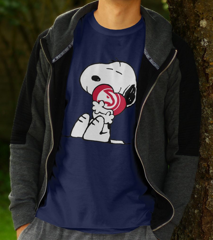 Atlanta Hawks Snoopy Hugging T-Shirt