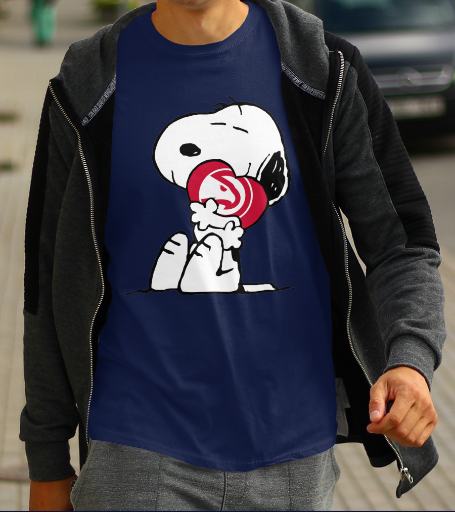 Atlanta Hawks Snoopy Hugging T-Shirt
