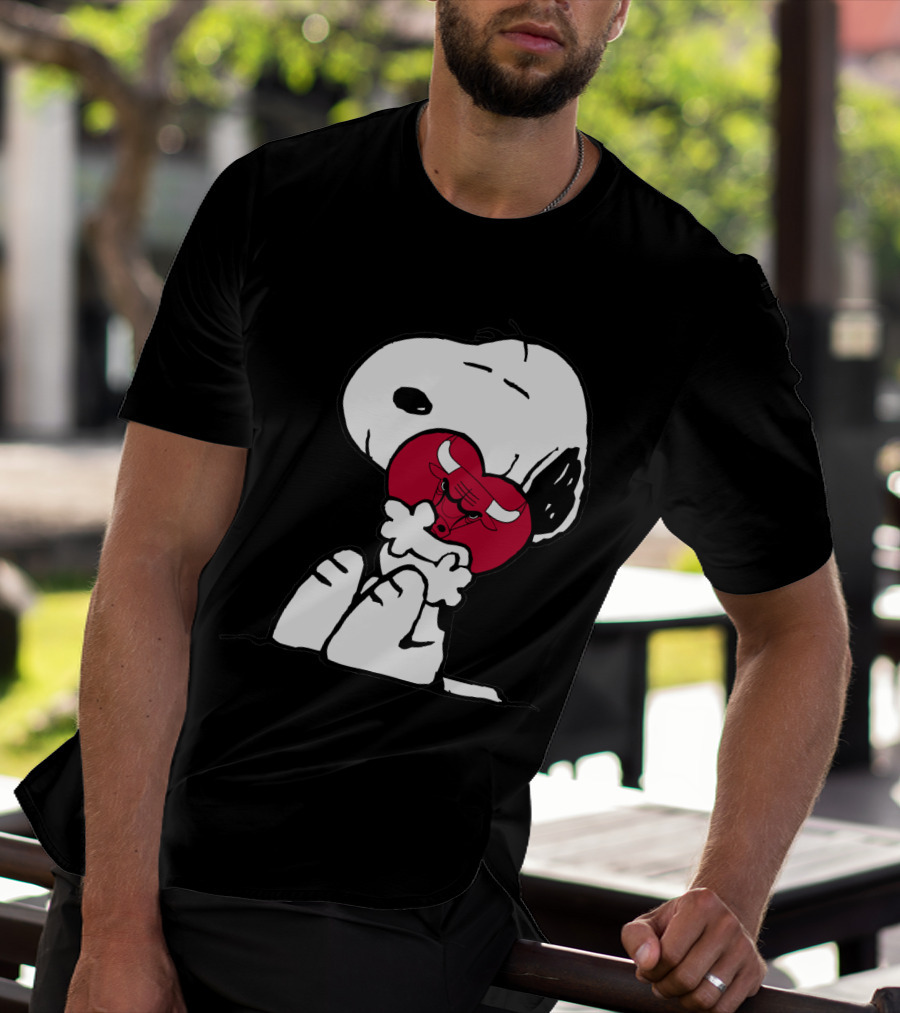 Snoopy Hugging Chicago Bulls Heart T-Shirt