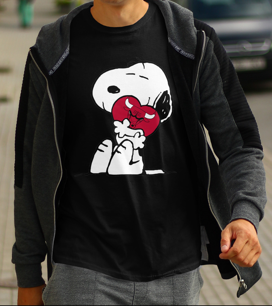 Snoopy Hugging Chicago Bulls Heart T-Shirt