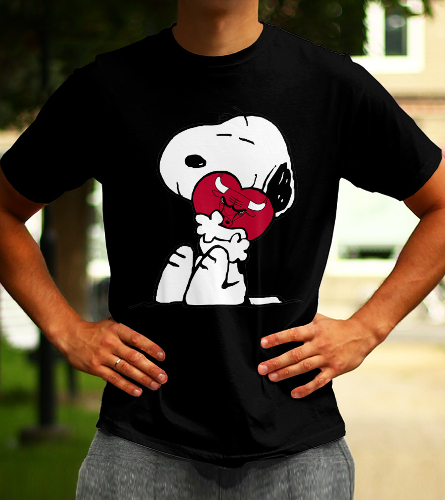 Snoopy Hugging Chicago Bulls Heart T-Shirt