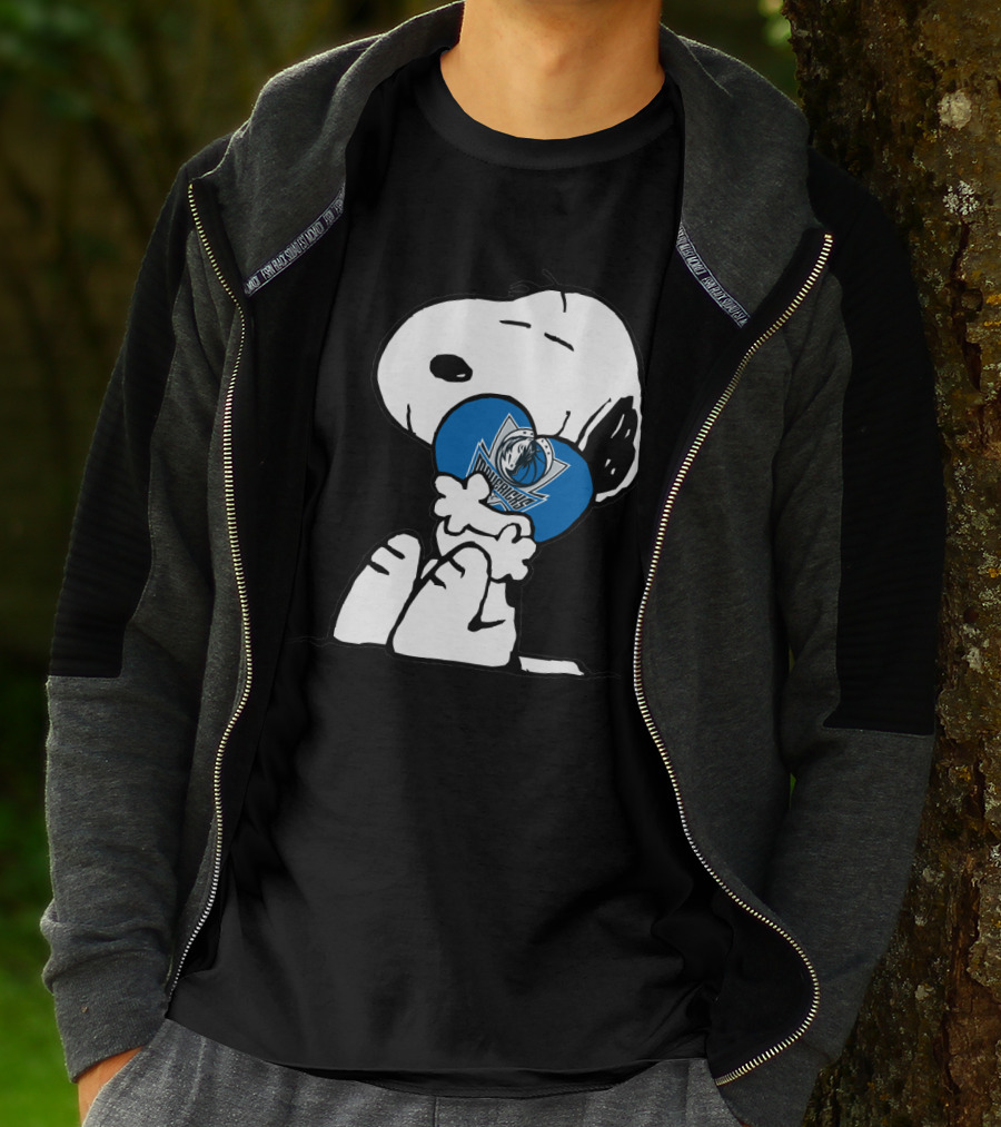 Snoopy Hugging Dallas Mavericks T-Shirt