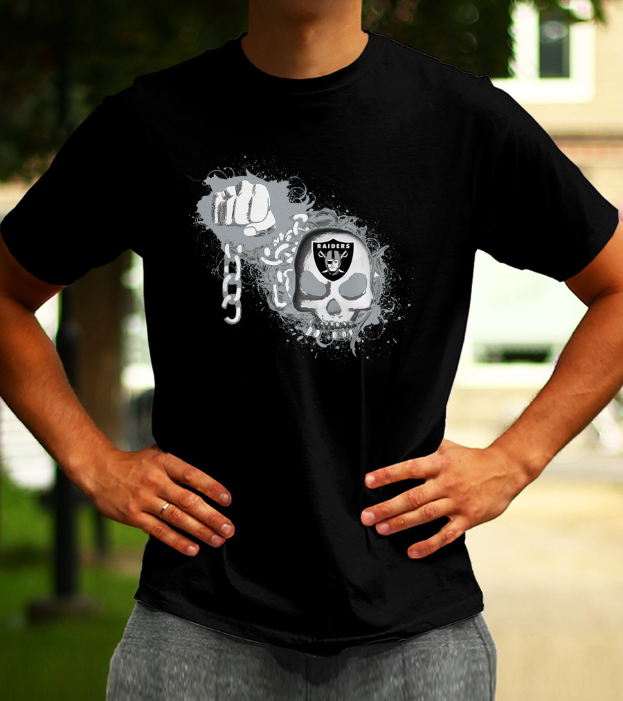 Las Vegas Raiders Skull And Fist Graphic With Chains T-Shirt