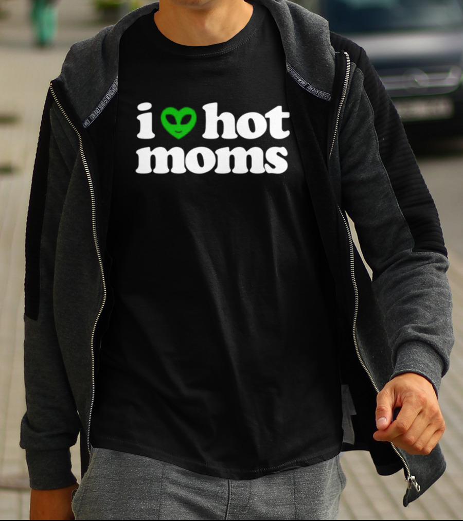 I Heart Hot Moms Alien Face Green T-Shirt