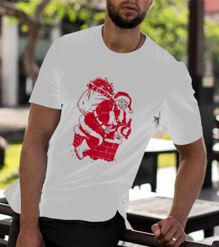 Santa Claws Funny Cat Christmas Beer Chimney Scene T-Shirt