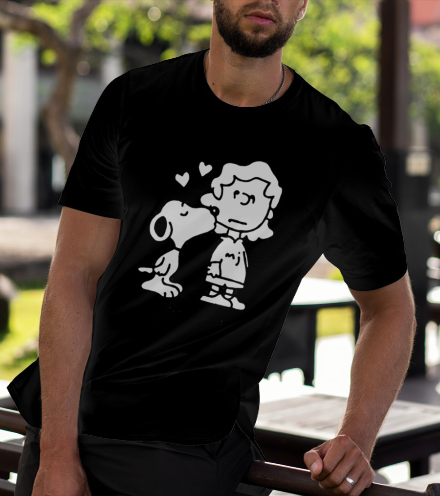 Puppy Love Snoopy Kissing Lucy Peanuts Hearts T-Shirt