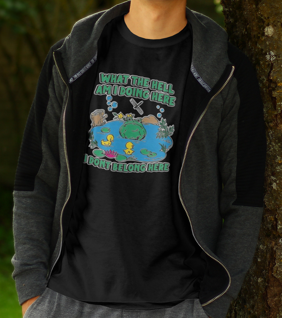 WHAT THE HELL AM I DOING HERE I DONT BELONG HERE FROG AND DUCKS IN POND T-Shirt