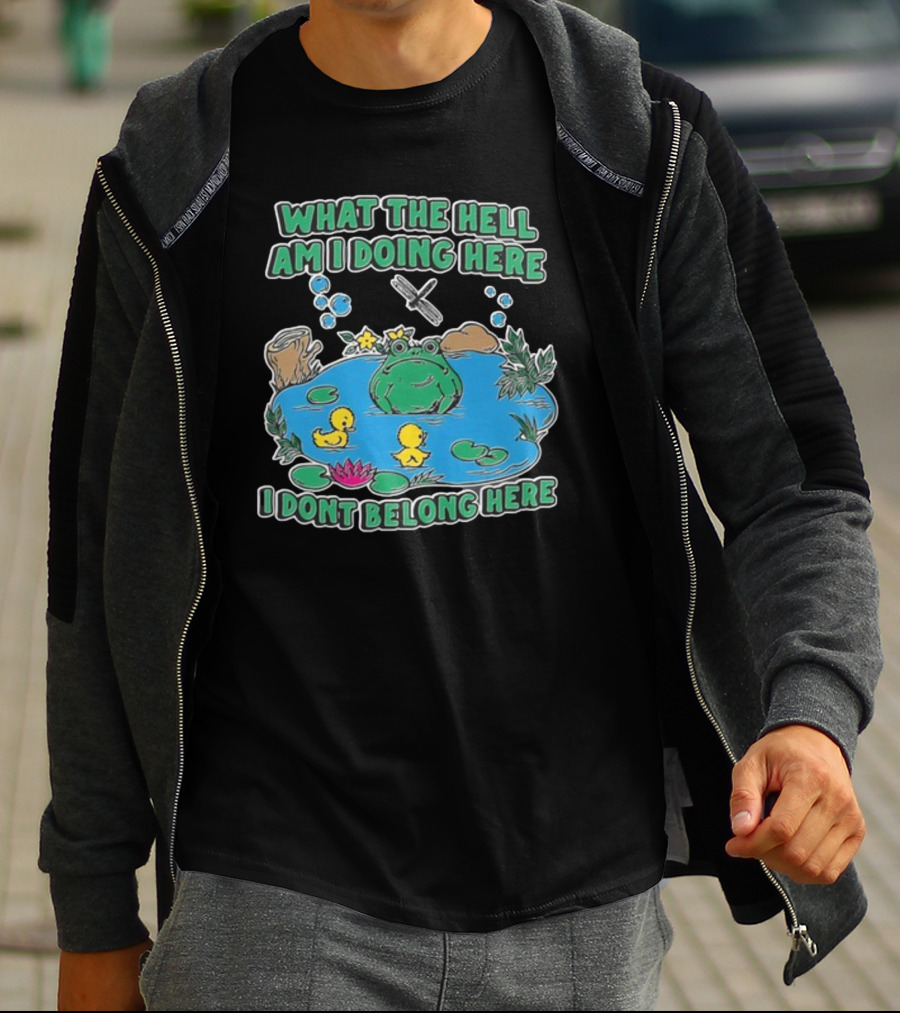 WHAT THE HELL AM I DOING HERE I DONT BELONG HERE FROG AND DUCKS IN POND T-Shirt
