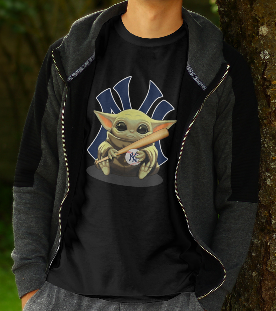 Baby Yoda Hug New York Yankees Baseball Bat T-Shirt