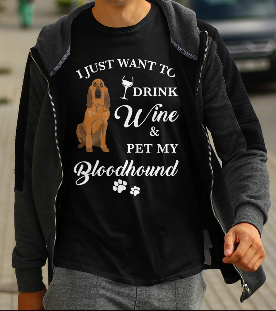 I JUST WANT TO DRINK WINE AND PET MY BLOODHOUND WITH PAW PRINTS T-Shirt