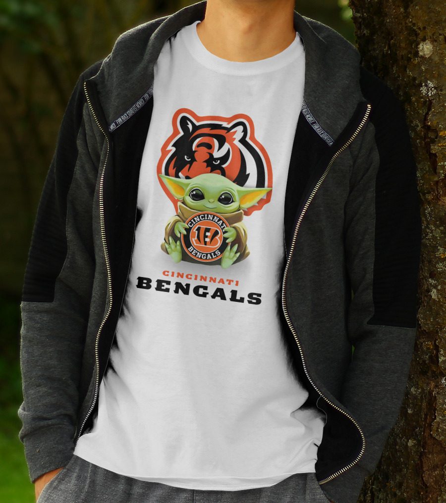 Baby Yoda Hugging Cincinnati Bengals NFL Team T-Shirt