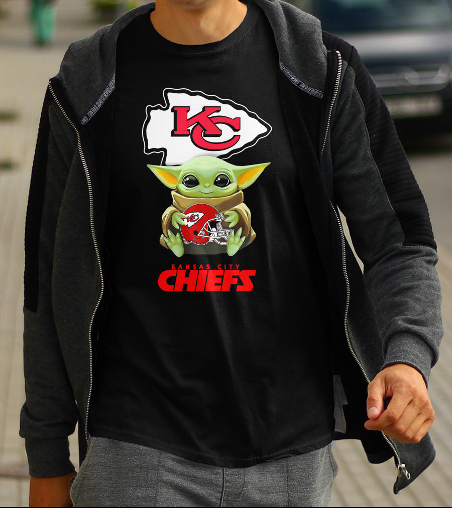Kansas City Chiefs Baby Yoda Holding Chiefs Helmet Star Wars T-Shirt