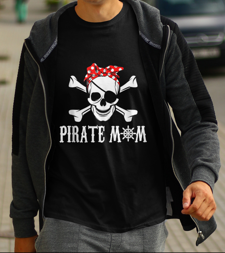 Pirate Mom Skull And Crossbones With Red Bandana And Wheel T-Shirt