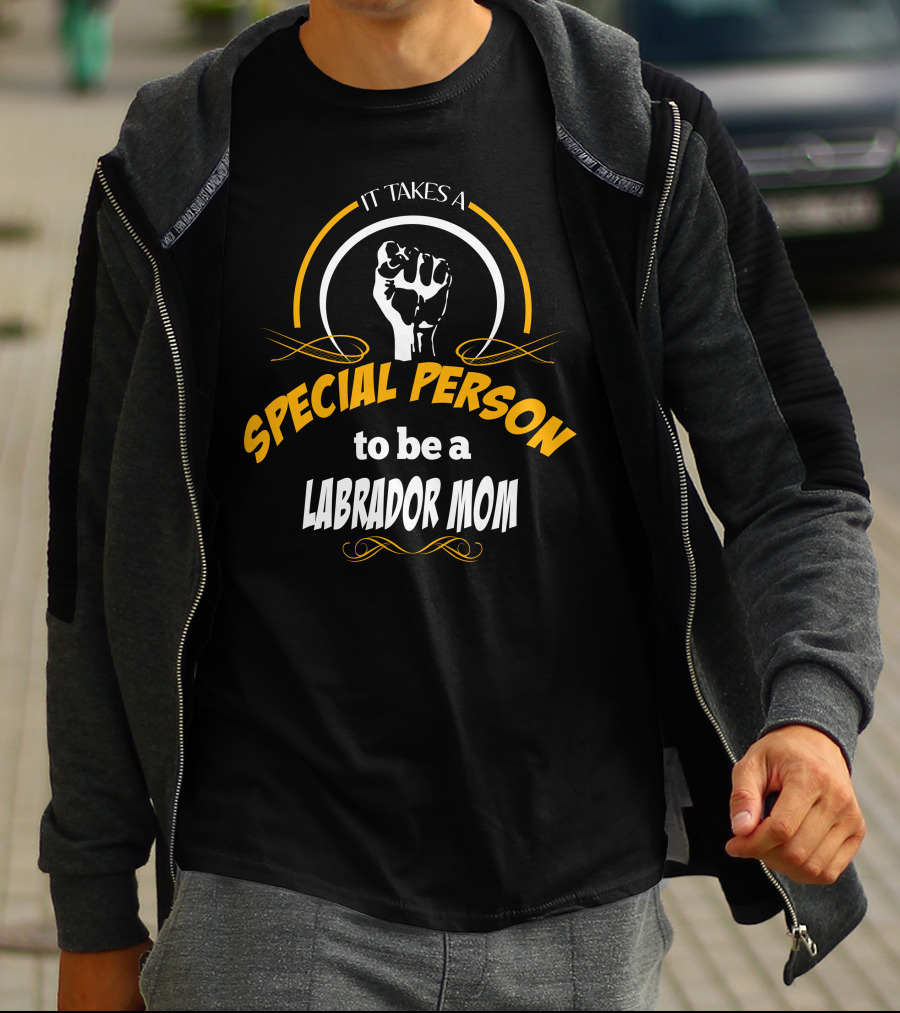 IT TAKES A SPECIAL PERSON TO BE A LABRADOR MOM T-Shirt