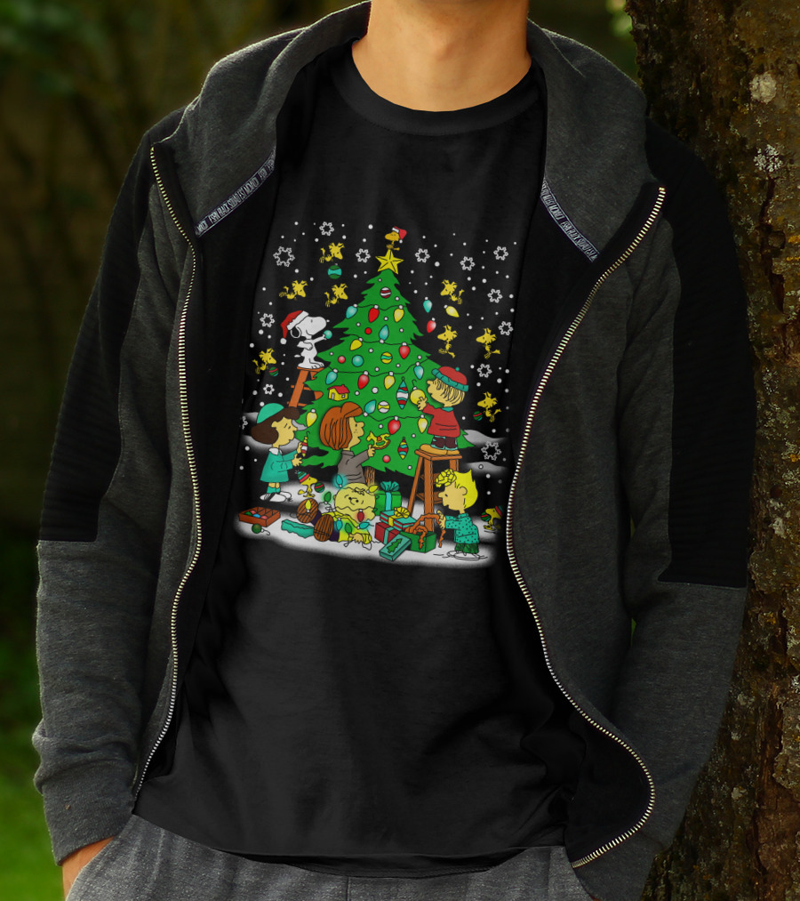 Peanuts Noel Christmas Tree Decorating With Snoopy And Friends T-Shirt
