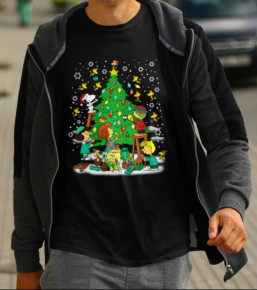 Peanuts Noel Christmas Tree Decorating With Snoopy And Friends T-Shirt