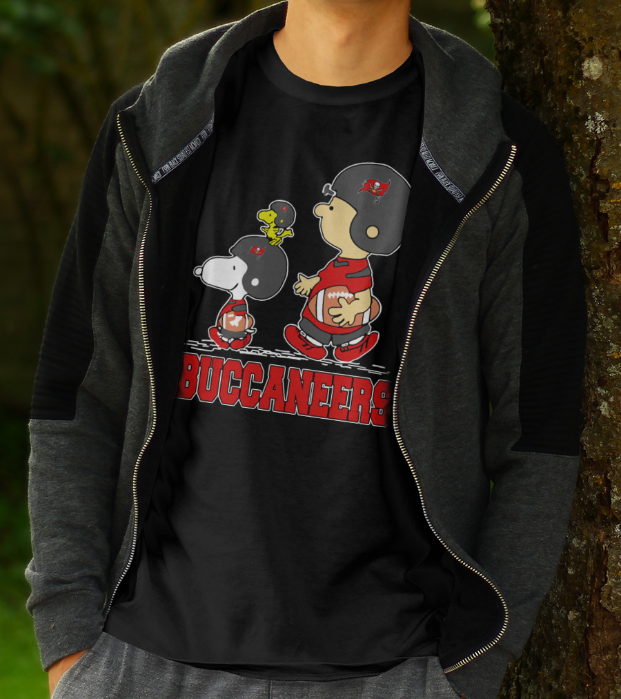 Snoopy And Woodstock With Tampa Bay Buccaneers Football Fans T-Shirt