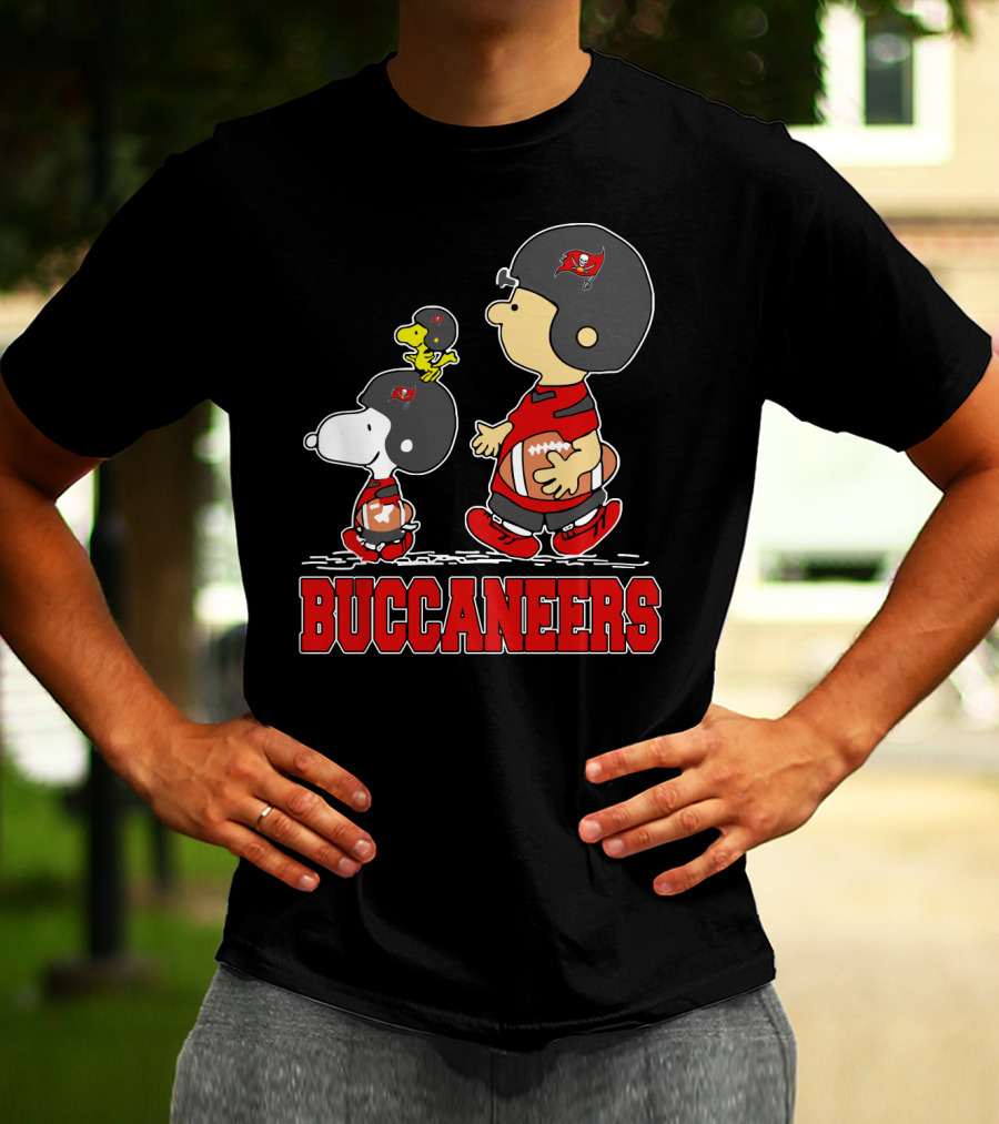 Snoopy And Woodstock With Tampa Bay Buccaneers Football Fans T-Shirt