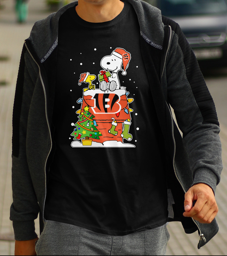 Cincinnati Bengals Snoopy Christmas Peanuts Football Fan T-Shirt