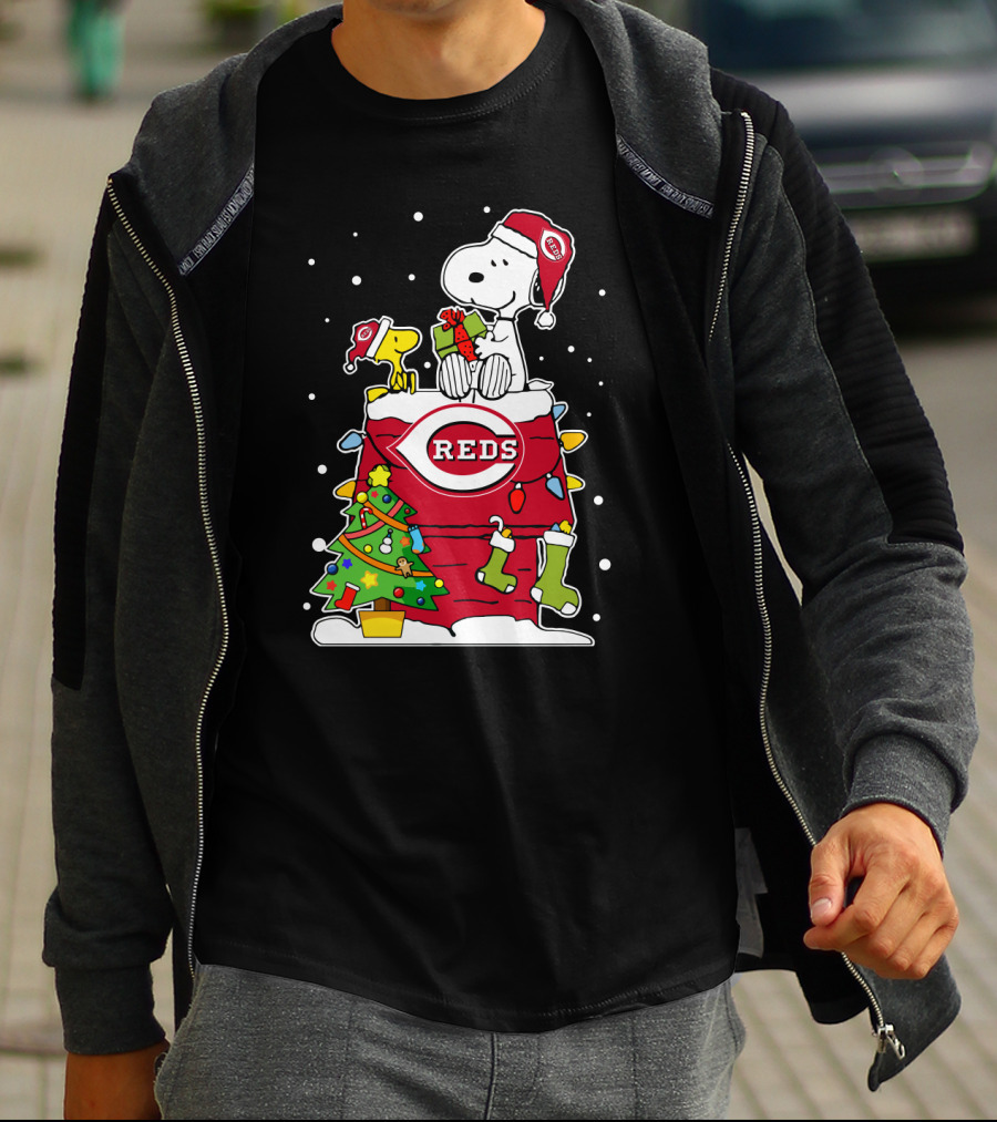 Cincinnati Reds Snoopy Christmas Peanuts Holiday Celebration T-Shirt