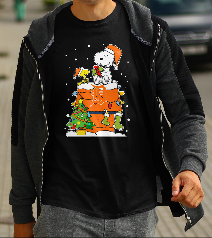 Detroit Tigers Snoopy Christmas Snow Baseball Fan Gift T-Shirt