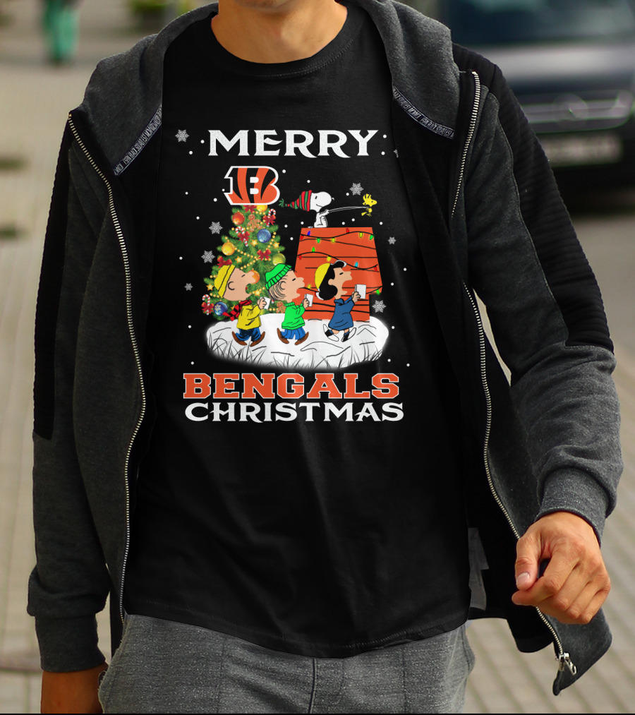 Merry Cincinnati Bengals Christmas Snoopy Woodstock Charlie Brown Linus Lucy T-Shirt