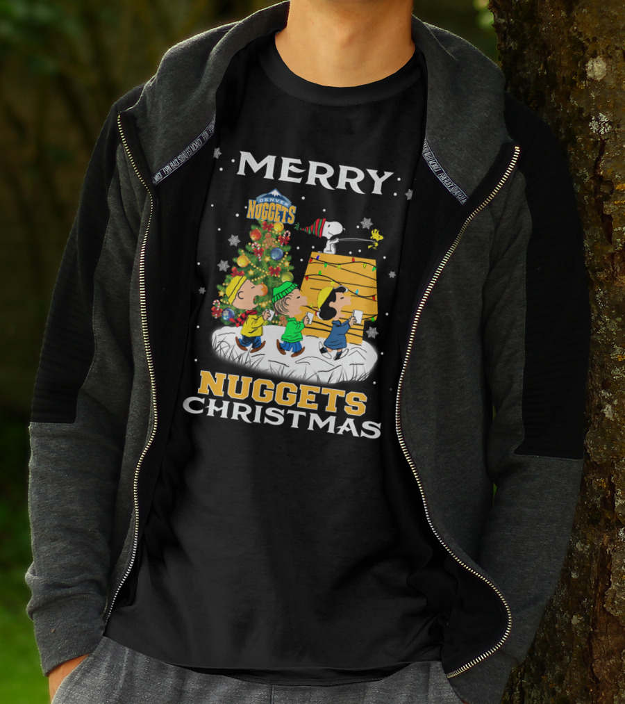 Merry Denver Nuggets Christmas Peanuts Characters And Snoopy Decorate Tree T-Shirt