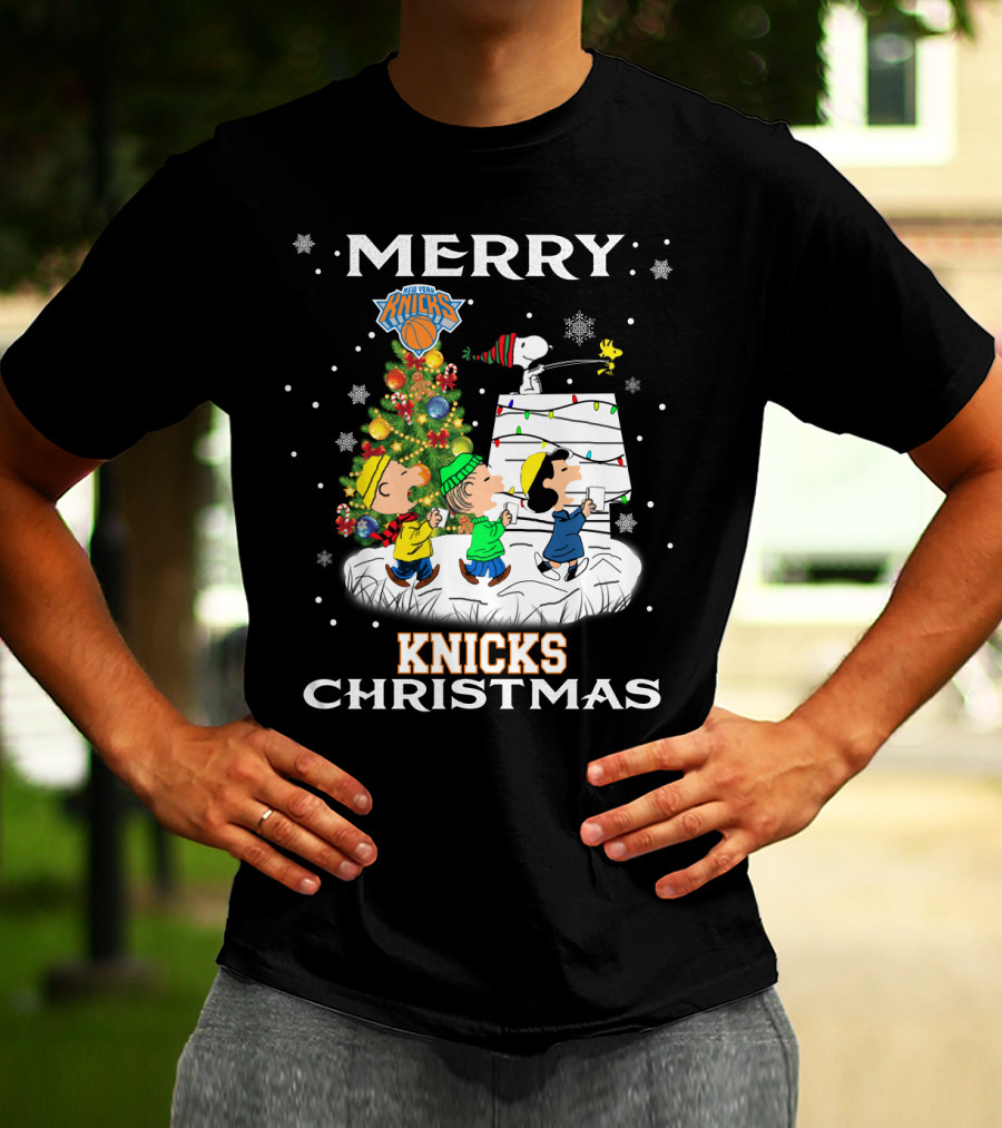 Merry New York Knicks Christmas Peanuts Snoopy Woodstock Tree Festive T-Shirt