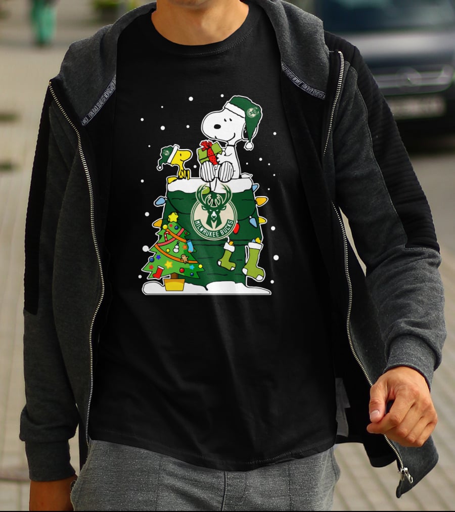 Milwaukee Bucks Snoopy And Woodstock Christmas Scene T-Shirt
