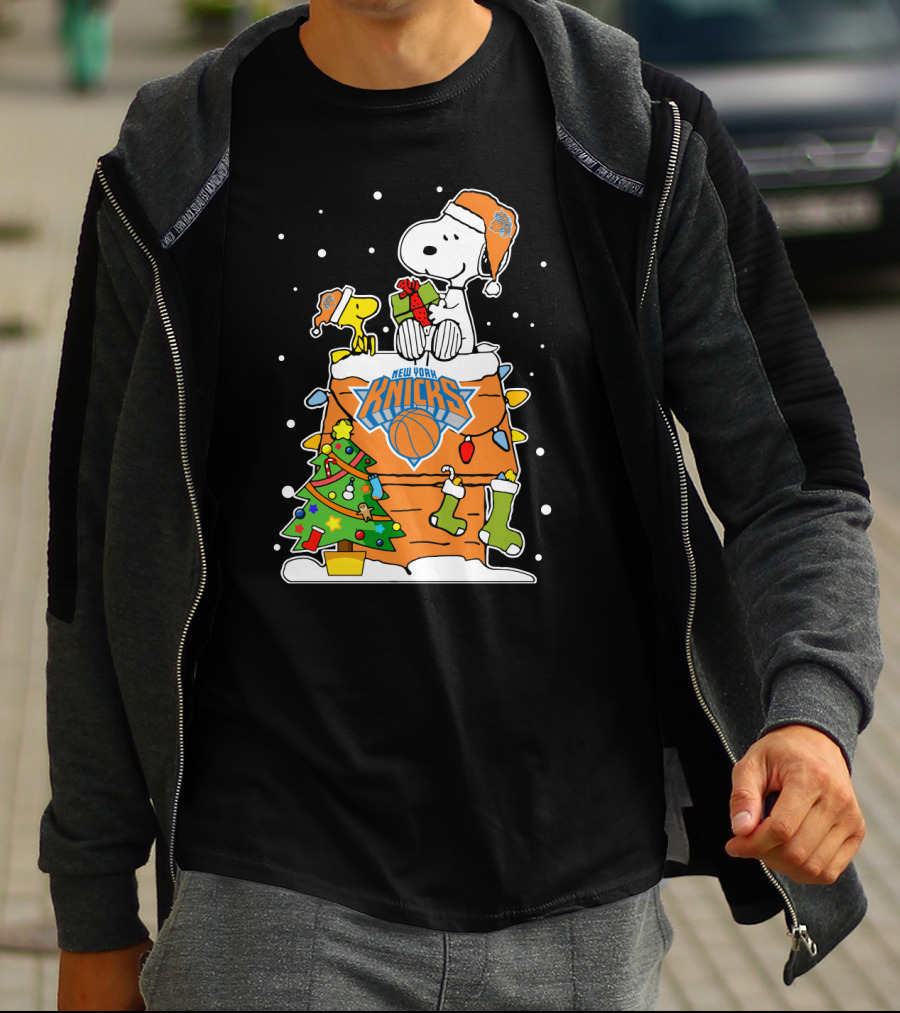 New York Knicks Christmas Snoopy And Woodstock Holiday Scene T-Shirt