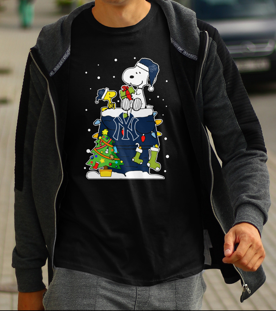 New York Yankees Snoopy Christmas Tree Peanuts T-Shirt