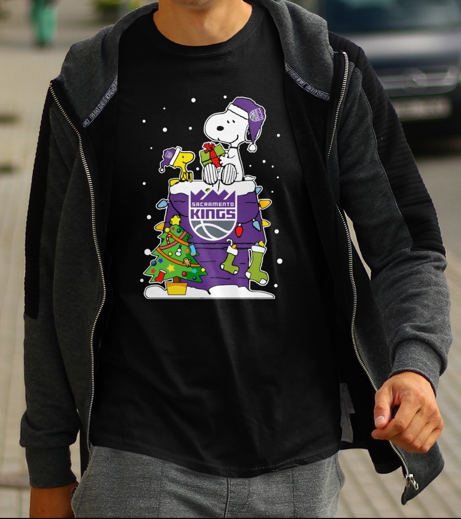 Sacramento Kings Christmas Snoopy And Woodstock Present Fan T-Shirt