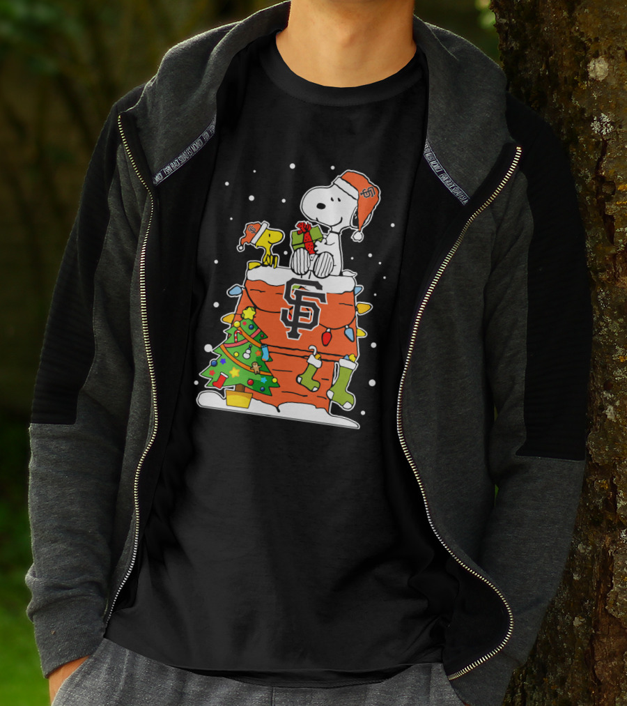 San Francisco Giants Snoopy Christmas Santa Hat With Woodstock And Presents T-Shirt