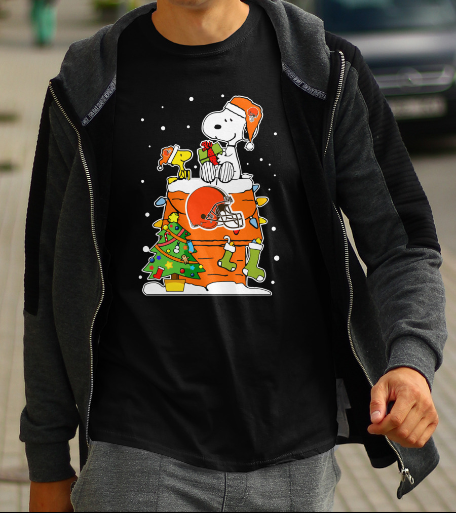 Snoopy And Woodstock Christmas With Cleveland Browns Football Holiday Scene T-Shirt