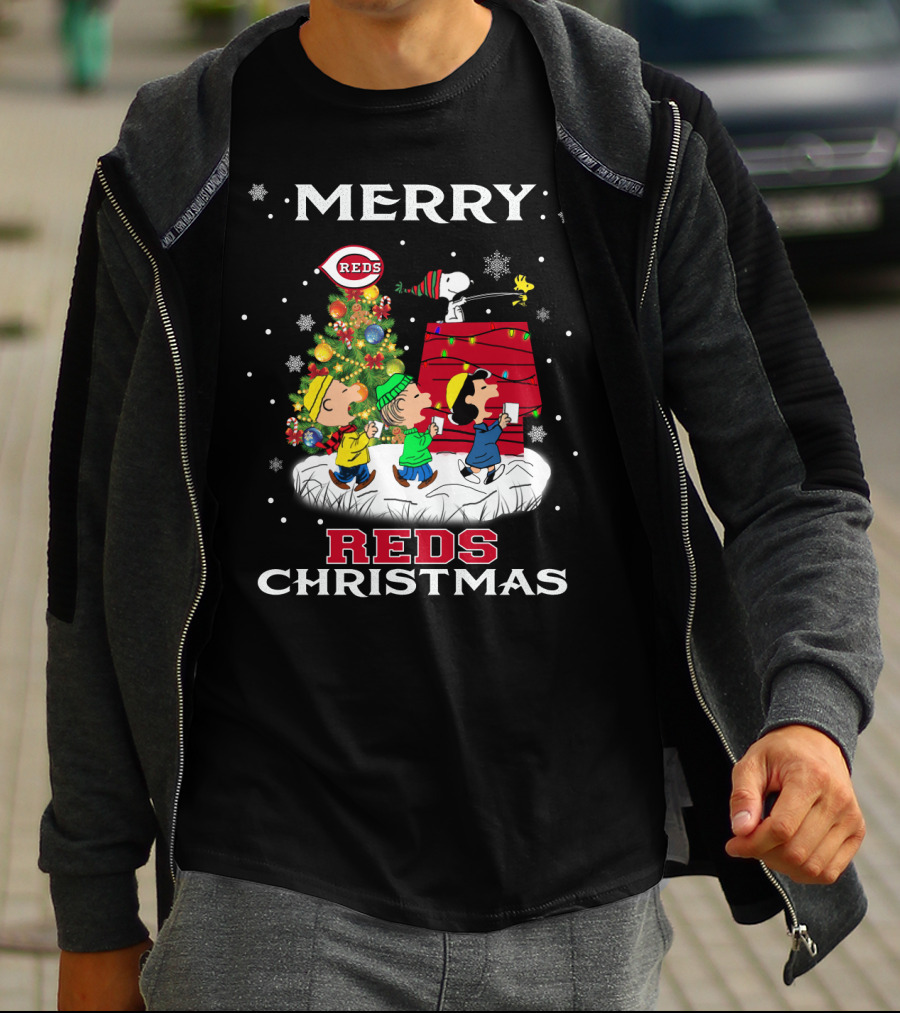 Merry Cincinnati Reds Christmas Featuring Snoopy And Peanuts Characters T-Shirt