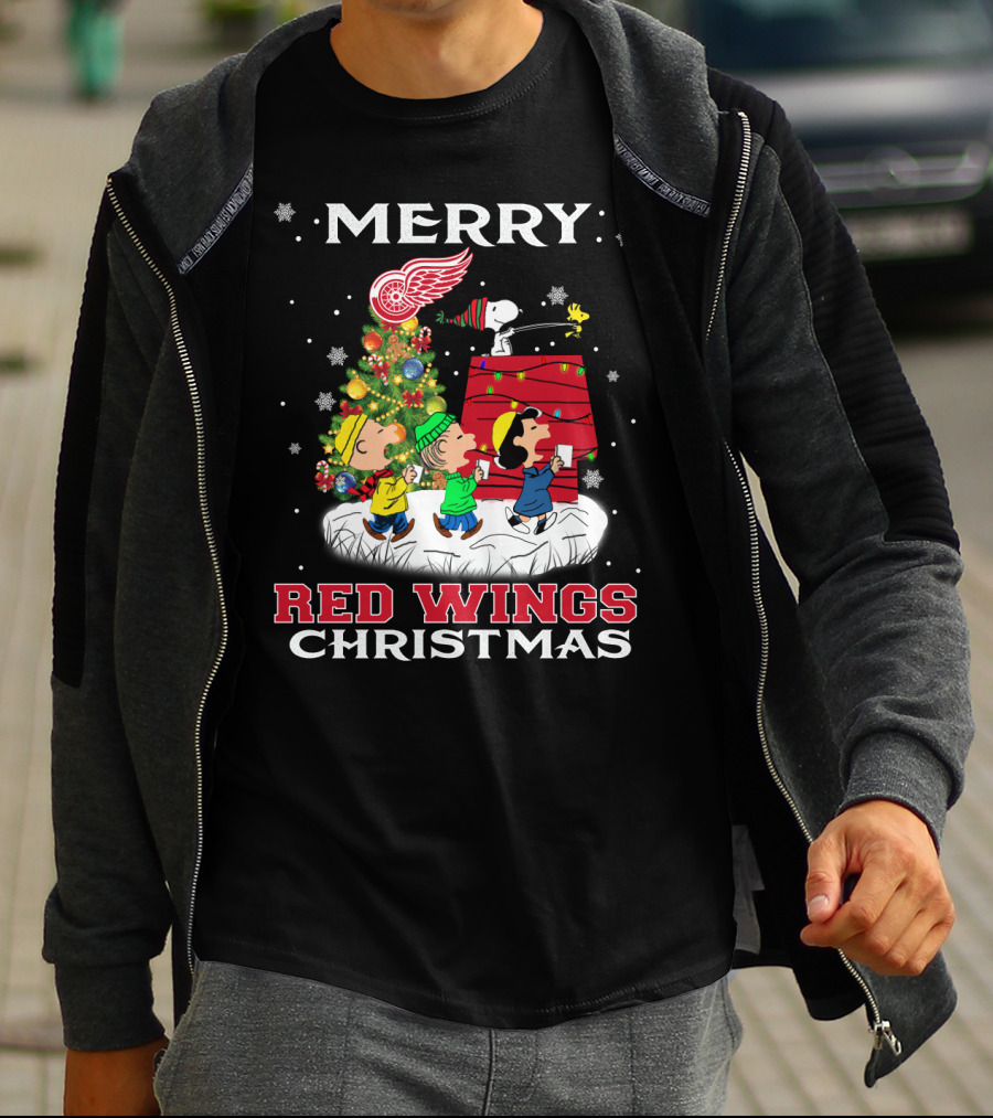Merry Detroit Red Wings Christmas Featuring Snoopy And Peanuts Characters T-Shirt