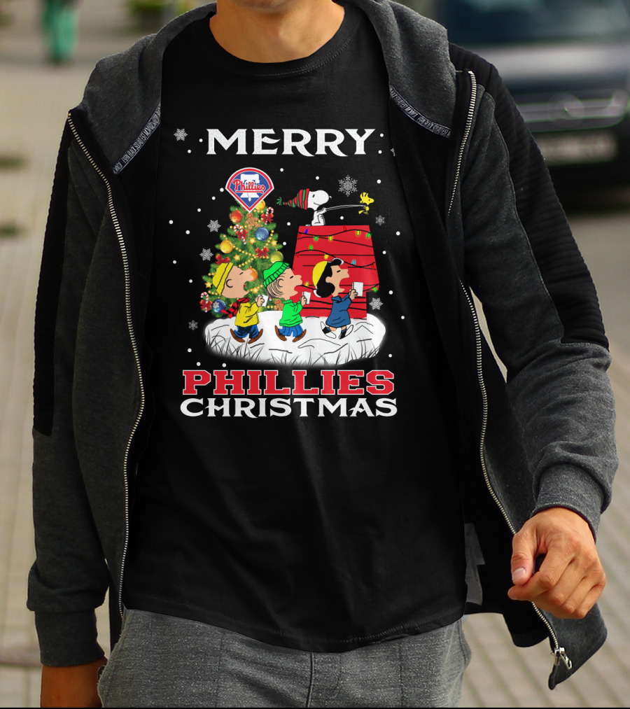 Merry Phillies Christmas Snoopy And Friends By Christmas Tree With Philadelphia Phillies T-Shirt
