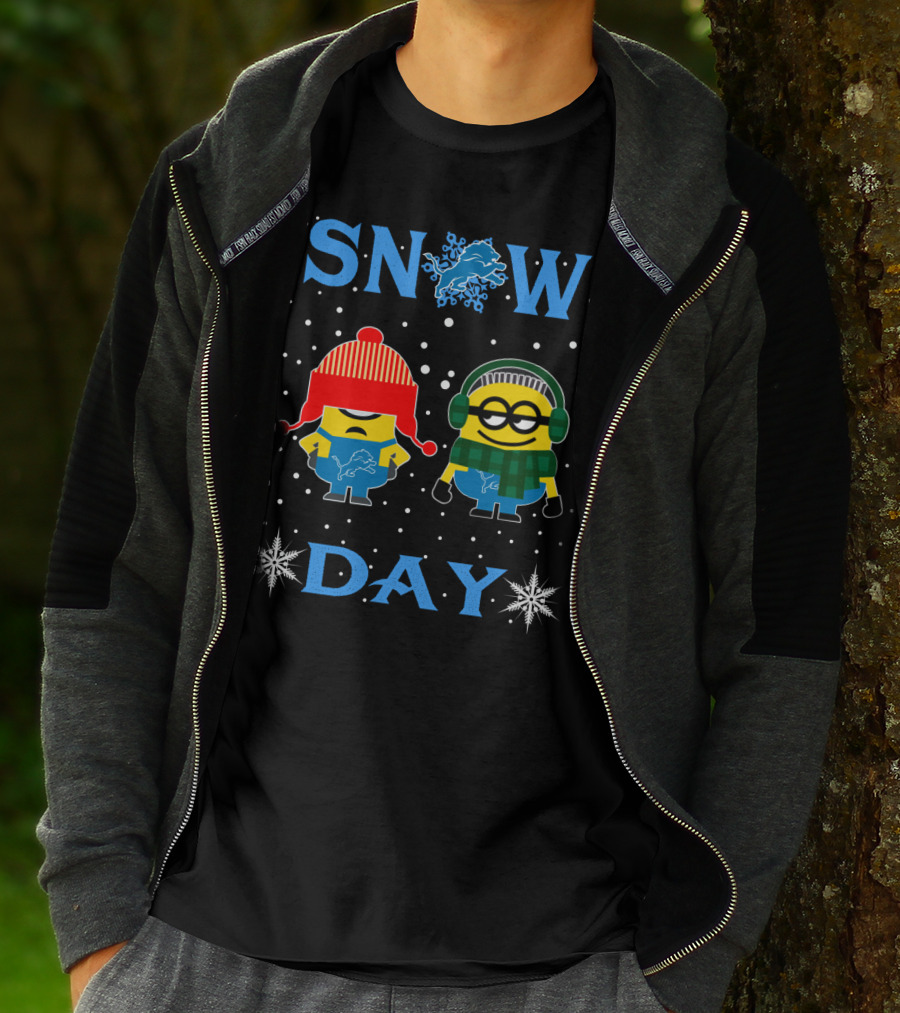Snow Day With Detroit Lions Logo And Minions In Winter Gear T-Shirt