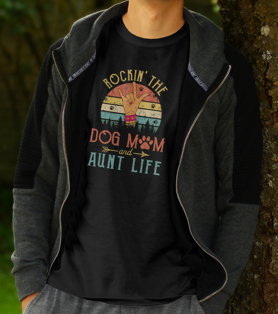 ROCKIN' THE DOG MOM AND AUNT LIFE Vintage Sunset Paw Print Peace Sign Retro Rainbow T-Shirt
