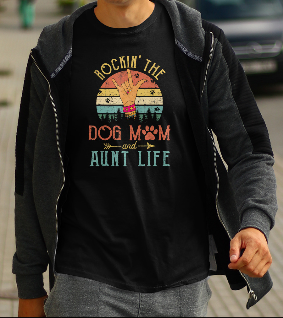 ROCKIN' THE DOG MOM AND AUNT LIFE Vintage Sunset Paw Print Peace Sign Retro Rainbow T-Shirt
